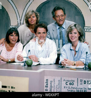 Fernsehshow dalli dalli mit Hans Rosenthal Sendung vom 05.09.1985, Deutschland, das Team: (v. l.) Brigitte Xander, Mady Riehl, Christian Neureuther, Hans Rosenthal, Monika Sunderman. Dalli Dalli, TV-Show mit Hans Rosenthal Sendung vom 05.09.1985, Deutschland, das Team: (von links) Brigitte Xander, Mady Riehl, Christian Neureuther, Hans Rosenthal, Monika Sunderman Stockfoto