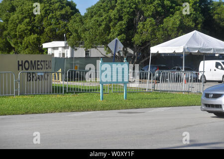 HOMESTEAD, Florida - Juni 27: Atmosphäre der Einrichtung, die mit Kindern von Migranten vor einer Haftanstalt. Die umstrittene gemeinnützige Detention Center hält rund 2.300 Kinder im Alter von 13 bis 17, die in der Obhut des Ministeriums für Gesundheitswesen und soziale Dienste platziert worden, nachdem an der Grenze festgehalten wird am 27. Juni 2019. Am 26. Juni 2019 in Homestead Florida Personen: Atmosphäre Stockfoto