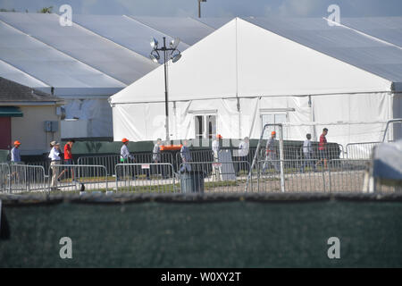 HOMESTEAD, Florida - Juni 27: Atmosphäre der Einrichtung, die mit Kindern von Migranten vor einer Haftanstalt. Die umstrittene gemeinnützige Detention Center hält rund 2.300 Kinder im Alter von 13 bis 17, die in der Obhut des Ministeriums für Gesundheitswesen und soziale Dienste platziert worden, nachdem an der Grenze festgehalten wird am 27. Juni 2019. Am 26. Juni 2019 in Homestead Florida Personen: Atmosphäre Stockfoto