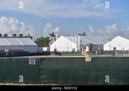 HOMESTEAD, Florida - Juni 27: Atmosphäre der Einrichtung, die mit Kindern von Migranten vor einer Haftanstalt. Die umstrittene gemeinnützige Detention Center hält rund 2.300 Kinder im Alter von 13 bis 17, die in der Obhut des Ministeriums für Gesundheitswesen und soziale Dienste platziert worden, nachdem an der Grenze festgehalten wird am 27. Juni 2019. Am 26. Juni 2019 in Homestead Florida Personen: Atmosphäre Stockfoto