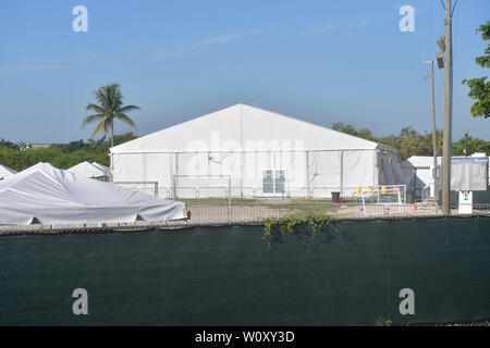 HOMESTEAD, Florida - Juni 27: Atmosphäre der Einrichtung, die mit Kindern von Migranten vor einer Haftanstalt. Die umstrittene gemeinnützige Detention Center hält rund 2.300 Kinder im Alter von 13 bis 17, die in der Obhut des Ministeriums für Gesundheitswesen und soziale Dienste platziert worden, nachdem an der Grenze festgehalten wird am 27. Juni 2019. Am 26. Juni 2019 in Homestead Florida Personen: Atmosphäre Stockfoto