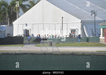 HOMESTEAD, Florida - Juni 27: Atmosphäre der Einrichtung, die mit Kindern von Migranten vor einer Haftanstalt. Die umstrittene gemeinnützige Detention Center hält rund 2.300 Kinder im Alter von 13 bis 17, die in der Obhut des Ministeriums für Gesundheitswesen und soziale Dienste platziert worden, nachdem an der Grenze festgehalten wird am 27. Juni 2019. Am 26. Juni 2019 in Homestead Florida Personen: Atmosphäre Stockfoto