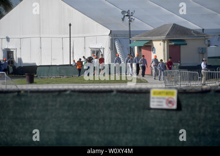 HOMESTEAD, Florida - Juni 27: Atmosphäre der Einrichtung, die mit Kindern von Migranten vor einer Haftanstalt. Die umstrittene gemeinnützige Detention Center hält rund 2.300 Kinder im Alter von 13 bis 17, die in der Obhut des Ministeriums für Gesundheitswesen und soziale Dienste platziert worden, nachdem an der Grenze festgehalten wird am 27. Juni 2019. Am 26. Juni 2019 in Homestead Florida Personen: Atmosphäre Stockfoto