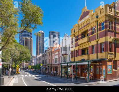 George Street in The Rocks mit dem zentralen Geschäftsviertel hinter, Sydney, Australien Stockfoto