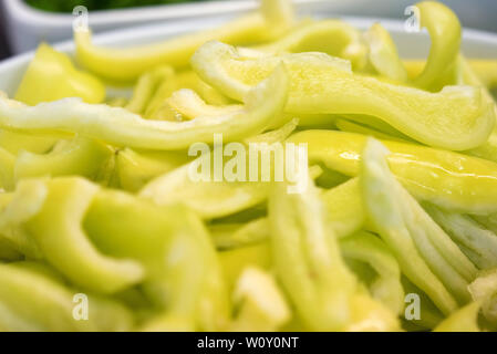 Close up Scheiben von grünen Paprika auf Platte Stockfoto
