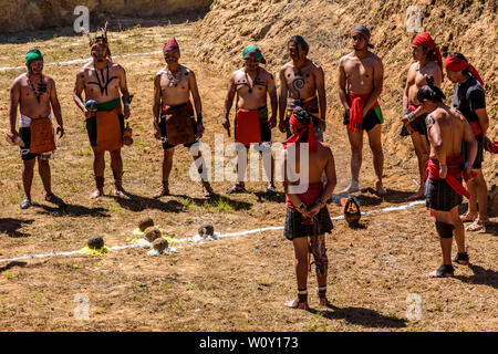 San Andrés Semetabaj, Atitlan See, Guatemala - November 10, 2018: Maya Männer durchführen Land Segen Spatenstich für ein neues Maya ballspiel Gericht vor einem Spiel. Stockfoto