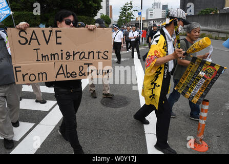 Tokio, Japan. 28 Juni, 2019. Einen kleinen Protest vor der Osaka Aquarium als Teil einer friedlichen Protest in der Nähe von Osaka Hafen Dimond. Am gleichen Tag viele Präsidenten, Premierminister und andere Führungskräfte aus der ganzen Welt, die für die jährlichen Gipfeltreffen der Gruppe der 20 am 28. Juni 2019 gesammelt. Foto: Ramiro Agustin Vargas Tabares Credit: Ramiro Agustin Vargas Tabares/ZUMA Draht/Alamy leben Nachrichten Stockfoto