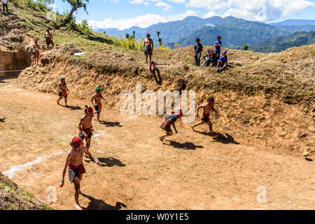 San Andrés Semetabaj, Atitlan See, Guatemala - November 10, 2018: Lokale indigene Maya Männer spielen Maya Ballspiel in einem neu gegraben ballgame Gericht. Stockfoto