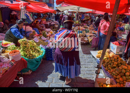 Traditionelle cholita im Mercado Rodriguez Markt, La Paz, Bolivien Stockfoto