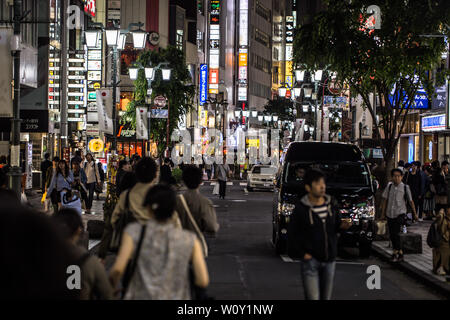 Tokio - 19. Mai, 2019: Die Menschen in den Straßen von Shinjuku, Tokyo, Japan Stockfoto
