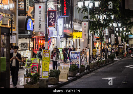 Tokio - 19. Mai, 2019: Die Menschen in den Straßen von Shinjuku, Tokyo, Japan Stockfoto