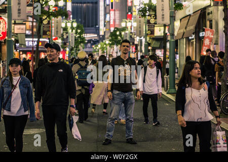 Tokio - 19. Mai, 2019: Die Menschen in den Straßen von Shinjuku, Tokyo, Japan Stockfoto