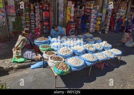 Chuño gefriergetrocknete Kartoffeln im Mercado Rodriguez Markt, La Paz, Bolivien Stockfoto