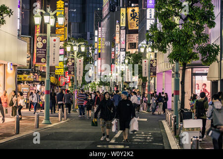 Tokio - 19. Mai, 2019: Die Menschen in den Straßen von Shinjuku, Tokyo, Japan Stockfoto