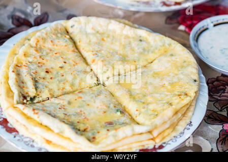 In der Nähe von Pile der Kaukasischen khychin Brot Torte mit Füllung Stockfoto