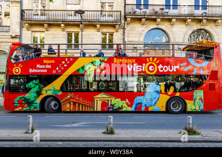 Red open gekrönt Hop-On Hop-Off Touristenbus in die Stadt Bordeaux, im Département im Südwesten von Frankreich. Stockfoto