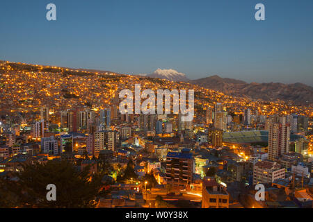 Blaue Stunde, mit Illimani überragt die Dichte von La Paz, Bolivien Stockfoto