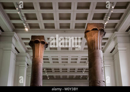 London - 9. Juli 2014: Ägyptischen Säulen im Inneren des British Museum. Stockfoto