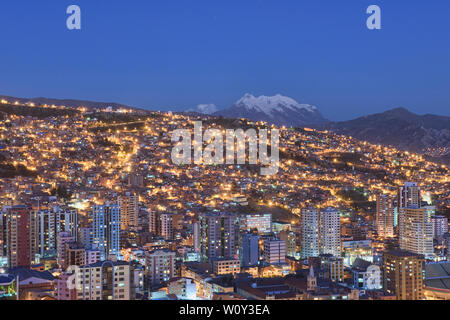 Blaue Stunde, mit Illimani überragt die Dichte von La Paz, Bolivien Stockfoto