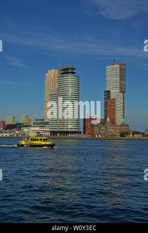 Rotterdam Zuid Holland/Niederlande - August 08, 2013: Panoramablick von parkkade über die Nieuwe Maas auf Kop van Zuid mit hotel new york Stockfoto