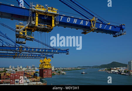 Navegantes, Santa Catarina/Brasilien - Februar 06, 2014: Container Cargo Operations bei navegantes Hafen am Fluss itajai Stockfoto