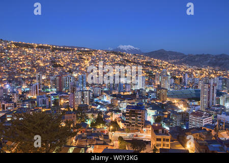 Blaue Stunde, mit Illimani überragt die Dichte von La Paz, Bolivien Stockfoto