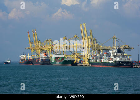 Butterworth Penang/Malaysia - Februar 24,2017: containerschiffe Be- und Entladen der Fracht an der North butterworth Container Terminal Stockfoto