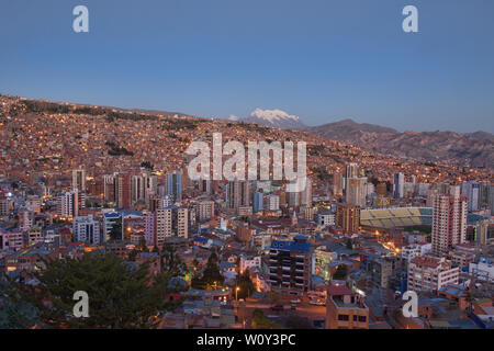 Blaue Stunde, mit Illimani überragt die Dichte von La Paz, Bolivien Stockfoto