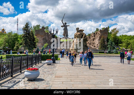 Wolgograd, Russland - 26. MAI 2019: Touristen in Mamayev Hügel in Wolgograd, Russland. Stockfoto