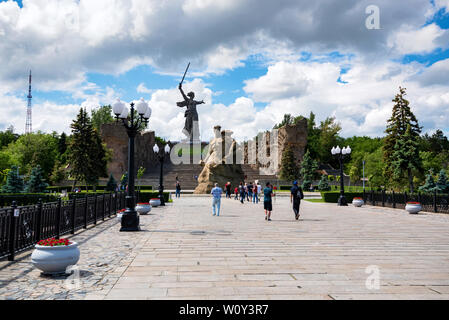 Wolgograd, Russland - 26. MAI 2019: Touristen in Mamayev Hügel in Wolgograd, Russland. Stockfoto