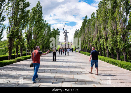 Wolgograd, Russland - 26. MAI 2019: Touristen in Mamayev Hügel in Wolgograd, Russland. Stockfoto