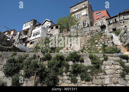 Low Angle Blick auf die Häuser bauten auf steilen alten Steinmauern in der Stadt Porto Oporto Portugal Europa EU-KATHY DEWITT Stockfoto