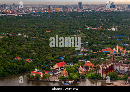 Bangkok, Thailand - 26.Juni 2019: Der Blick auf den Chao Phraya Fluss, im grünen Bereich sieht neben dem Fluss, der aufgerufen wird, Bang, Krachao Beautifu Stockfoto