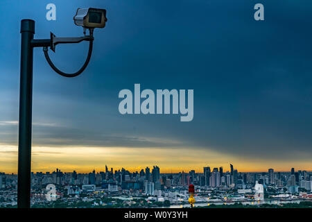 Bangkok, Thailand - 26.Juni 2019: CCTV-Überwachung, Sicherheit Kameras. Kulisse mit Blick auf die Stadt während der schöne Dämmerung. Stockfoto