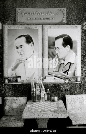 Street Scene ein Schachspiel und Heiligtum zu König Bhumibol in Bangkok, Thailand in Südostasien im Fernen Osten. Stockfoto