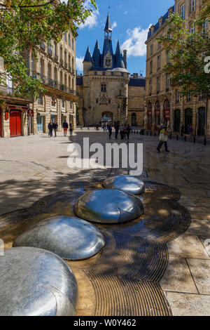 Place du Palais in Richtung Porte Cailhau mit einem Wasserspiel in der Fußgängerzone. Bordeaux, Frankreich. Stockfoto