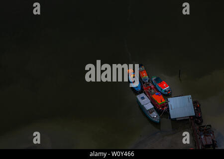 Bangkok, Thailand - 26.Juni 2019: Viele Boote auf dem Fluss Chao Phraya am Abend angedockt, Ansicht von oben. Stockfoto