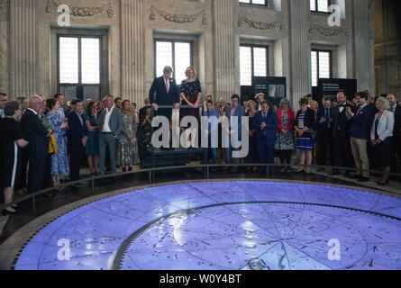 König Willem-Alexander der Niederlande bei der Königliche Palast in Amsterdam am 28. Juni 2019 die Ausstellung, die das Universum von Amsterdam zu öffnen. Schätze aus dem Goldenen Zeitalter der Kartographie Foto: Albert Ph-van der Werf/Niederlande/Point de Vue | Stockfoto