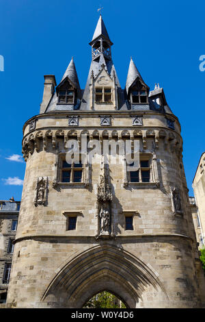 Die 1450 Porte Cailhau, cailhavel Tor, steht auf dem Schlossplatz neben dem Fluss Garonne in Bordeaux, Gironde, Frankreich. Stockfoto