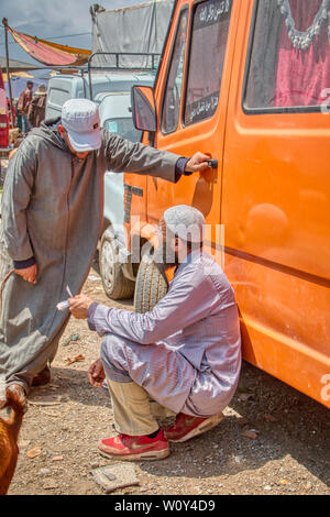 Oued Laou, Tetouan, Marokko - Mai 4, 2019: Marokkanische Männer, die in einem Markt Stockfoto