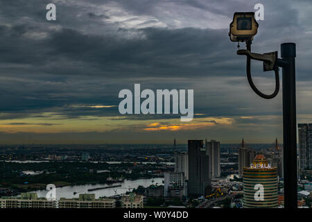 Bangkok, Thailand - 26.Juni 2019: CCTV-Überwachung, Sicherheit Kameras. Kulisse mit Blick auf die Stadt und den Fluss Chao Phraya am Abend. Stockfoto