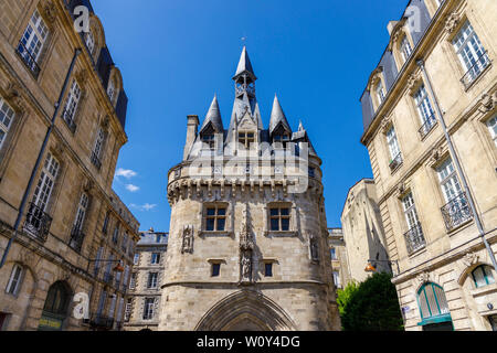 Die 1450 Porte Cailhau, cailhavel Tor, steht auf dem Schlossplatz neben dem Fluss Garonne in Bordeaux, Gironde, Frankreich. Stockfoto