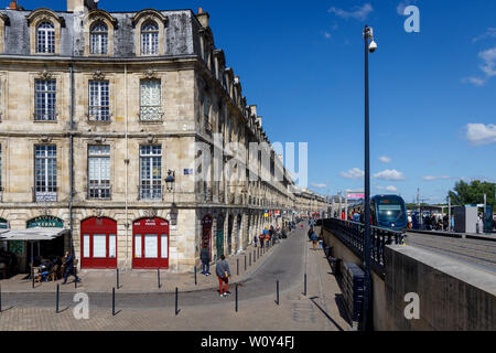 Porte de Bourgogne tram station am Quai Richelieu, Bordeaux, Frankreich. Teil der integrierten System öffentlicher Verkehrsmittel. Stockfoto