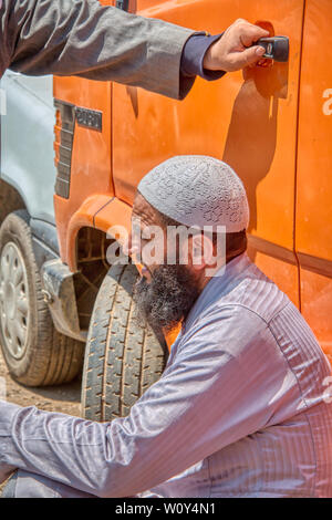 Oued Laou, Tetouan, Marokko - 4. Mai 2019: muslimische Menschen in traditionellen marokkanischen gekleidet Stockfoto