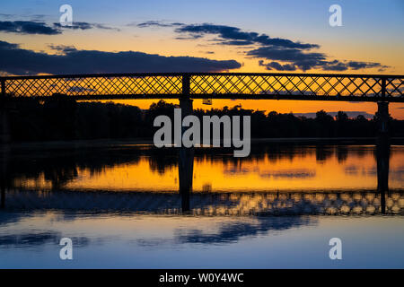 Die von Gustave Eiffel entworfen. C 19 Iron Bridge bei Cadillac, über den Fluss Garonne, im Département Eure, Frankreich. Sonnenuntergang. Stockfoto