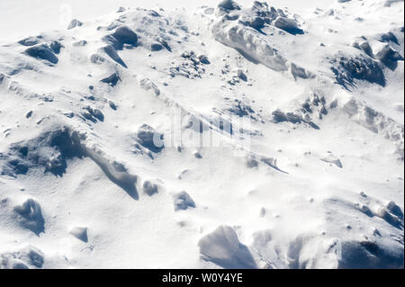 Konturierte White Snow Drift und Klumpen Casting Shadows. Stockfoto