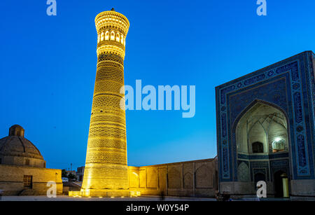 Abends an der Kalon Moschee und Minarett Buchara Stockfoto