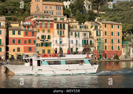 Touristen mit einer Fähre das Fotografieren des alten Dorfes von Portofino mit den bunten Häusern. Genua, Ligurien, Italien, Europa Stockfoto