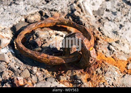 Rusty Liegeplatz Ring für das Binden der Schiffe oder Boote auf dem Kai auf den Hafen von Portofino. Ligurien, Italien Stockfoto