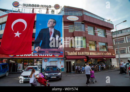 Istanbul, Türkei - 19. Mai, 2019; Türkische Flagge und Mustafa Kemal Atatürk Poster über Sariyer Stadtzentrum. Istanbul, Türkei Stockfoto